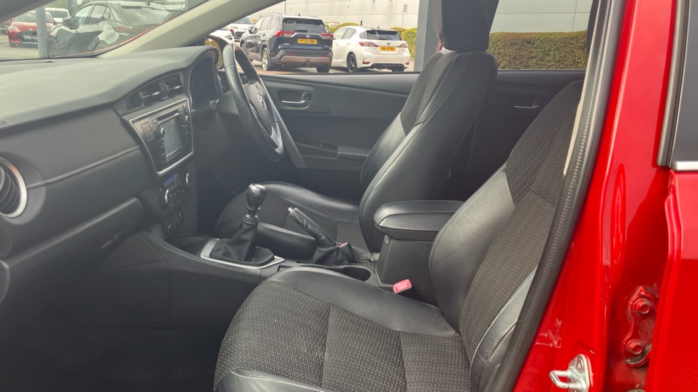 Toyota Auris 1.6 V-Matic Excel 5dr Petrol Hatchback - Image 5