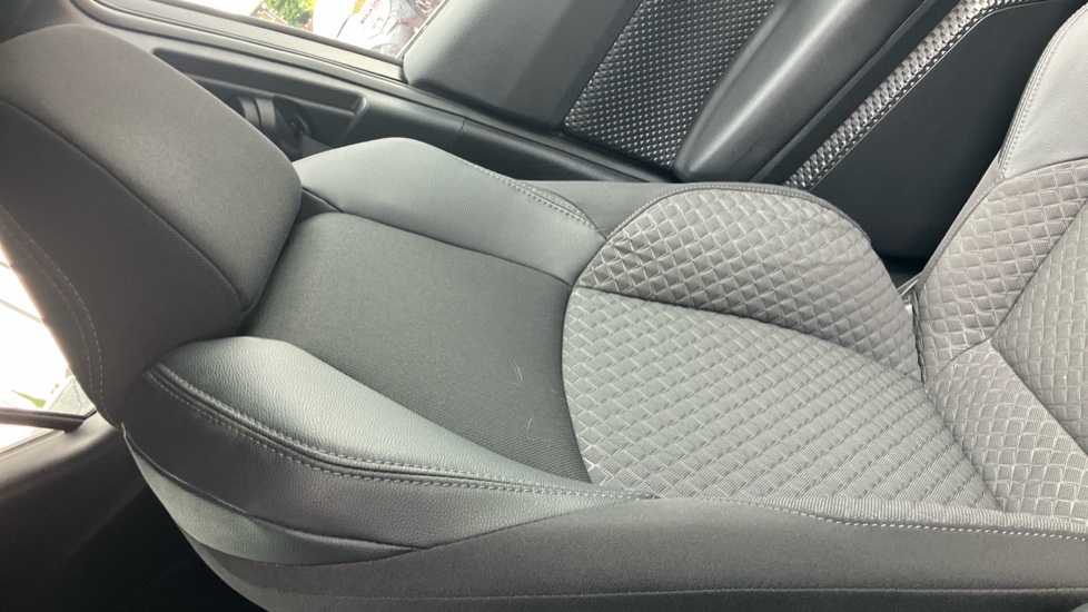 Toyota C-HR 1.8 Hybrid Design 5dr CVT Hybrid Hatchback - Image 27