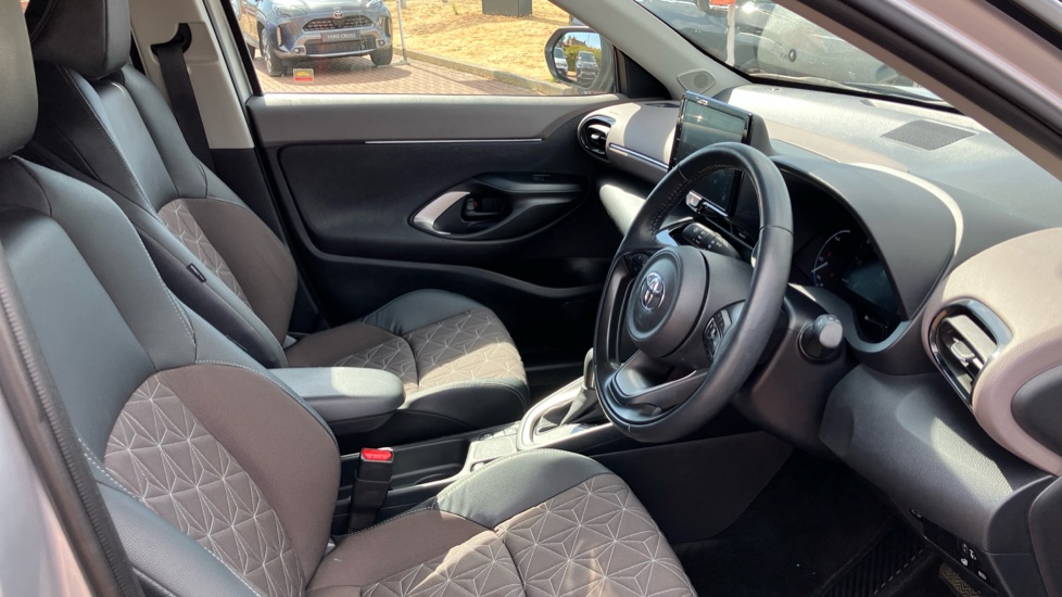 Toyota Yaris Cross 1.5 Hybrid Excel 5dr CVT Hybrid Estate - Image 12