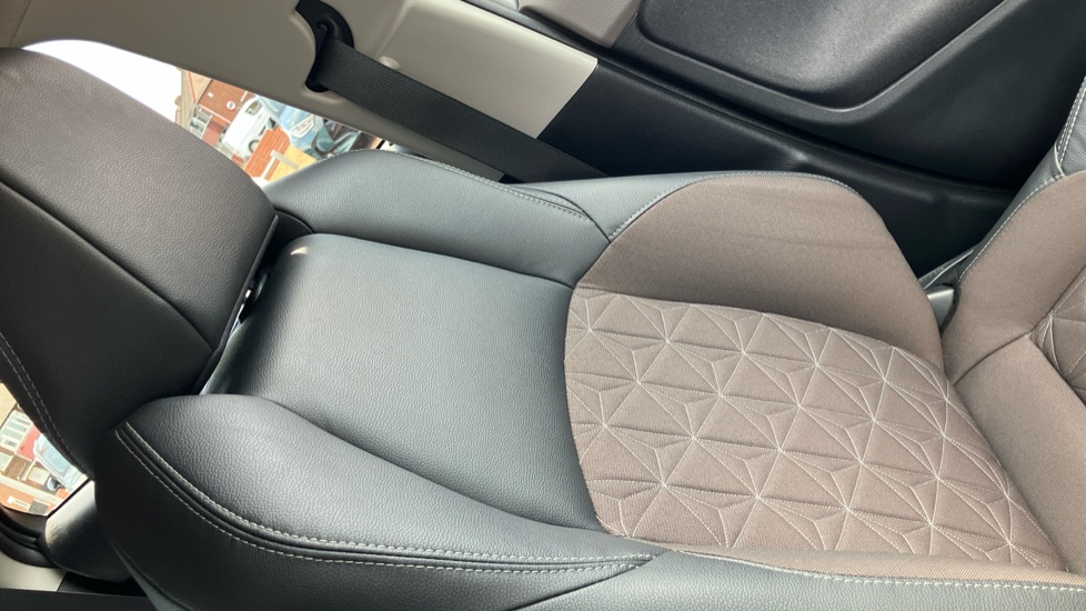 Toyota Yaris Cross 1.5 Hybrid Excel 5dr CVT Hybrid Estate - Image 57