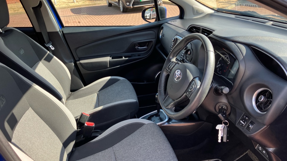 Toyota Yaris 1.5 VVT-i Y20 5dr CVT [Bi-tone] Petrol Hatchback - Image 12