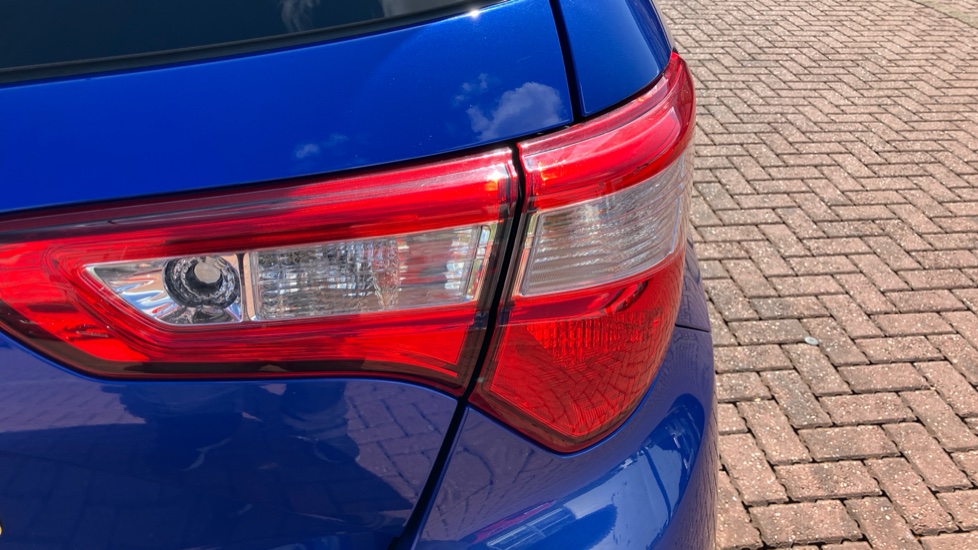 Toyota Yaris 1.5 VVT-i Y20 5dr CVT [Bi-tone] Petrol Hatchback - Image 21
