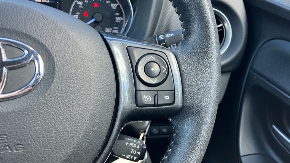 Toyota Yaris 1.5 VVT-i Y20 5dr CVT [Bi-tone] Petrol Hatchback - Image 29