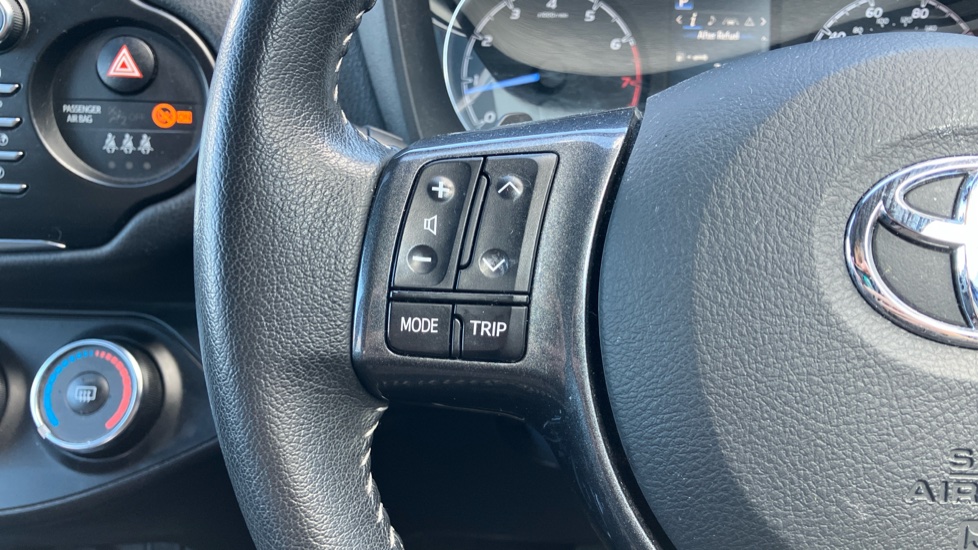 Toyota Yaris 1.5 VVT-i Y20 5dr CVT [Bi-tone] Petrol Hatchback - Image 34