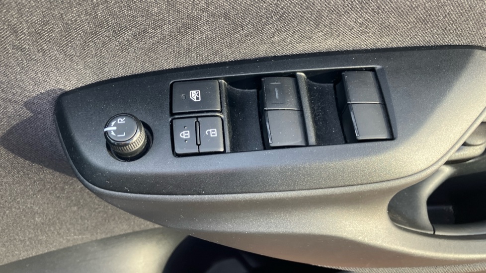 Toyota Yaris Cross 1.5 Hybrid Design 5dr CVT Hybrid Estate - Image 30