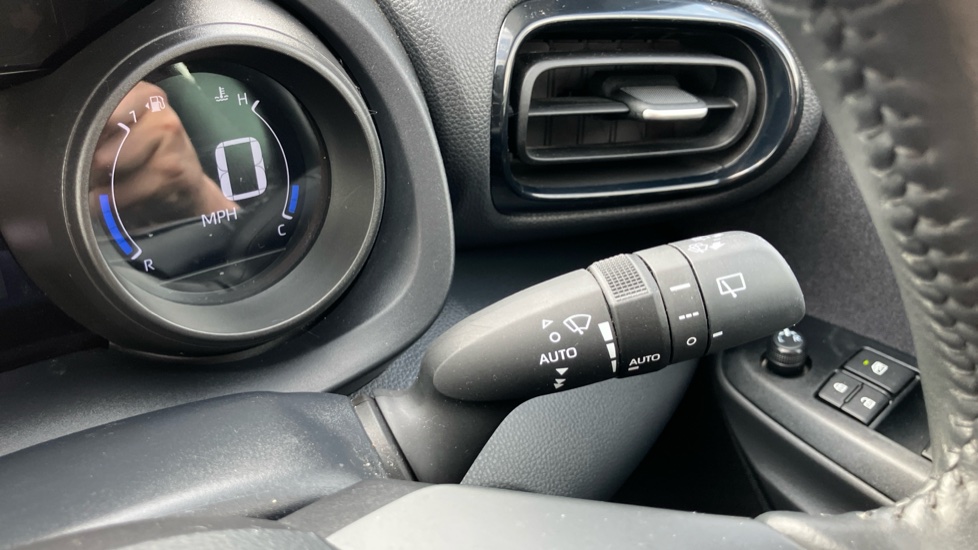 Toyota Yaris Cross 1.5 Hybrid Icon 5dr CVT Hybrid Estate - Image 32