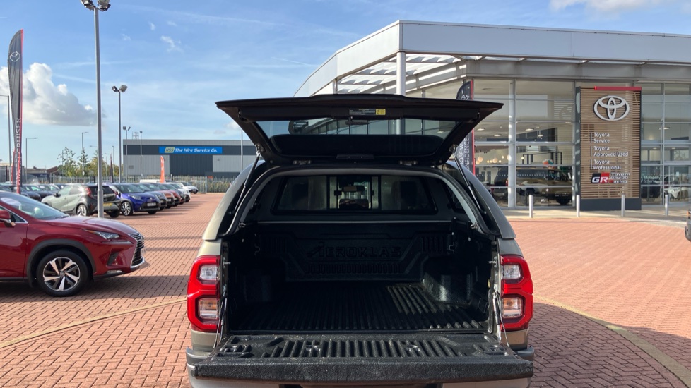 Toyota Hilux Diesel Invincible X D/Cab Pick Up 2.8 D 48V Auto - Image 13