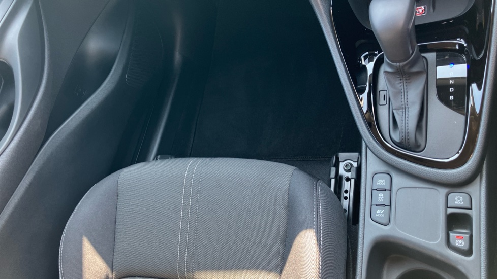 Toyota Yaris 1.5 Hybrid Design 5dr CVT Hybrid Hatchback - Image 57