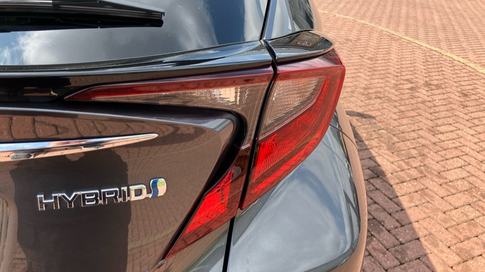 Toyota C-HR 1.8 Hybrid Design 5dr CVT Hybrid Hatchback - Image 21