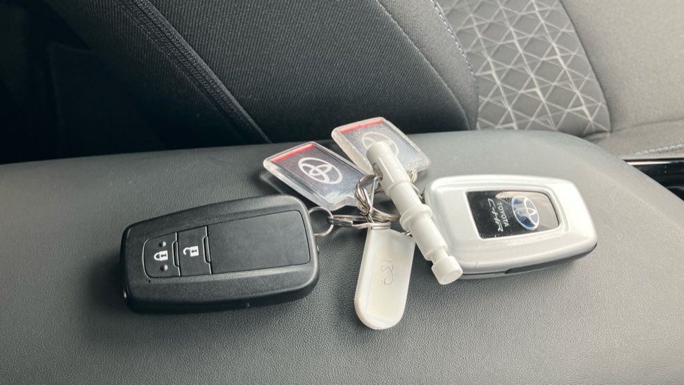 Toyota C-HR 1.8 Hybrid Design 5dr CVT Hybrid Hatchback - Image 28
