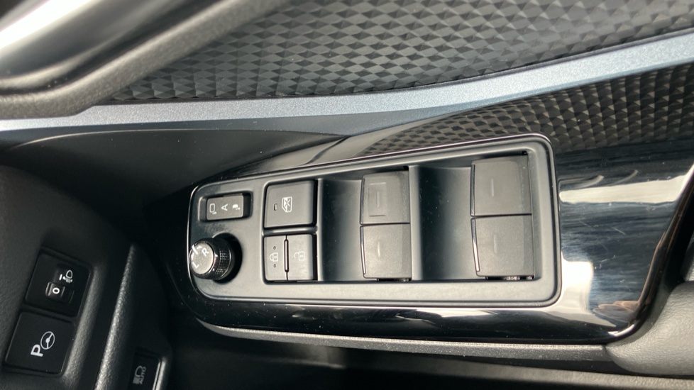 Toyota C-HR 1.8 Hybrid Design 5dr CVT Hybrid Hatchback - Image 30