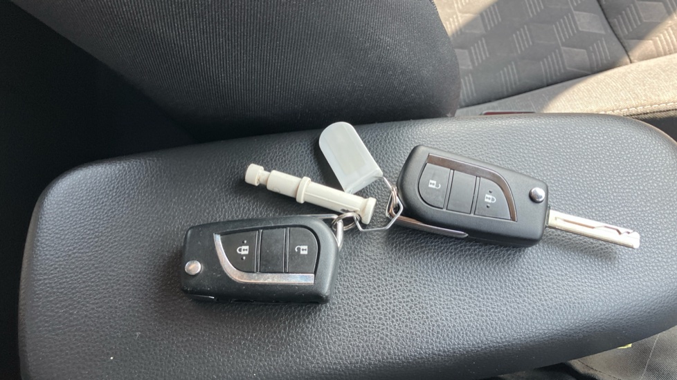Toyota Yaris 1.5 Hybrid Design 5dr CVT Hybrid Hatchback - Image 28