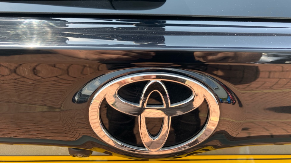 Toyota Yaris 1.5 Hybrid Design 5dr CVT Hybrid Hatchback - Image 54
