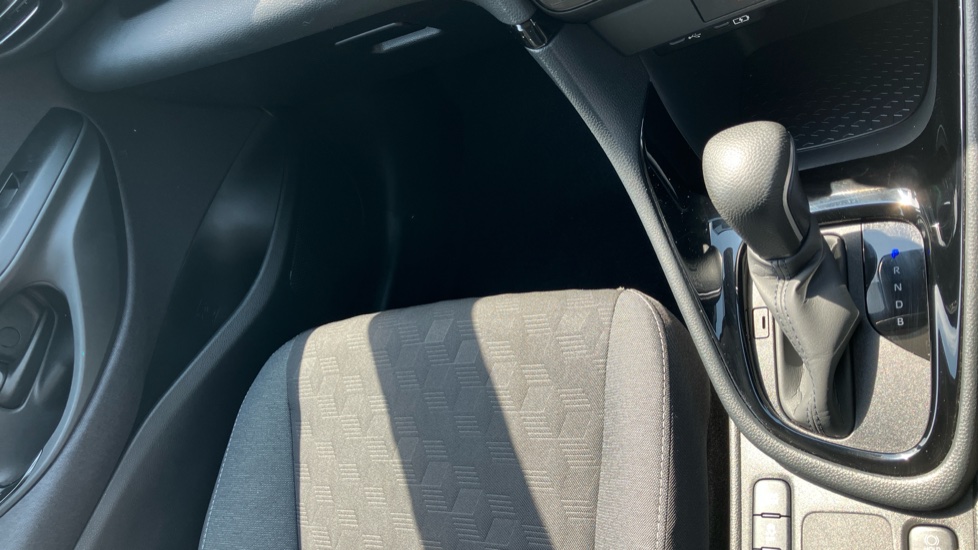 Toyota Yaris 1.5 Hybrid Design 5dr CVT Hybrid Hatchback - Image 57