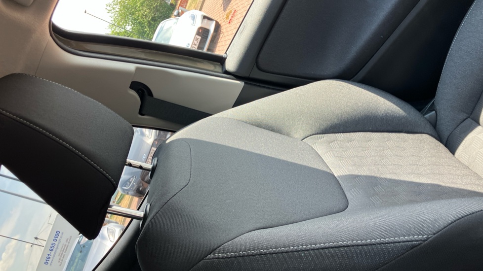 Toyota Yaris 1.5 Hybrid Design 5dr CVT Hybrid Hatchback - Image 58