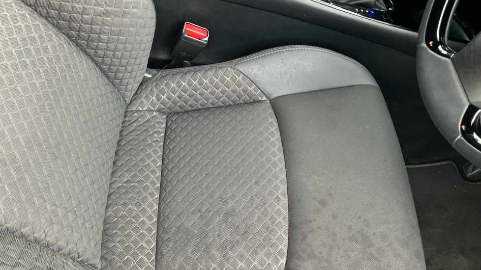 Toyota C-HR 2.0 Hybrid Design 5dr CVT Hybrid Hatchback - Image 17