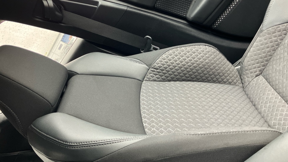 Toyota C-HR 2.0 Hybrid Design 5dr CVT Hybrid Hatchback - Image 58