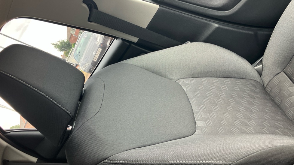 Toyota Yaris 1.5 Hybrid Design 5dr CVT Hybrid Hatchback - Image 57