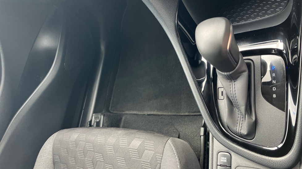 Toyota Yaris 1.5 Hybrid Design 5dr CVT Hybrid Hatchback - Image 59