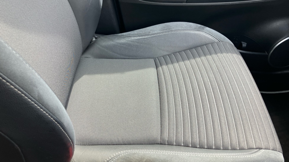Toyota Yaris 1.5 Hybrid Excel 5dr CVT Hybrid Hatchback - Image 27
