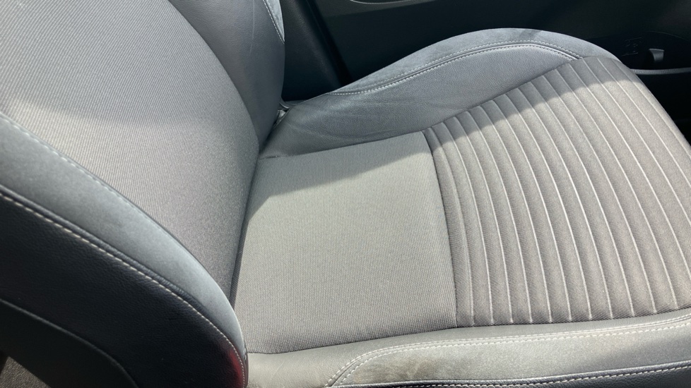 Toyota Yaris 1.5 Hybrid Excel 5dr CVT Hybrid Hatchback - Image 60