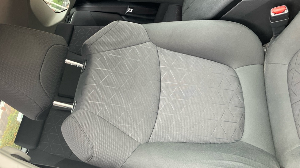 Toyota RAV4 2.5 VVT-i Hybrid Design 5dr CVT Hybrid Estate - Image 14