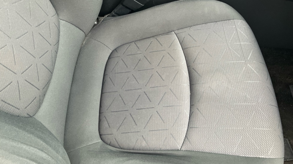 Toyota RAV4 2.5 VVT-i Hybrid Design 5dr CVT Hybrid Estate - Image 17