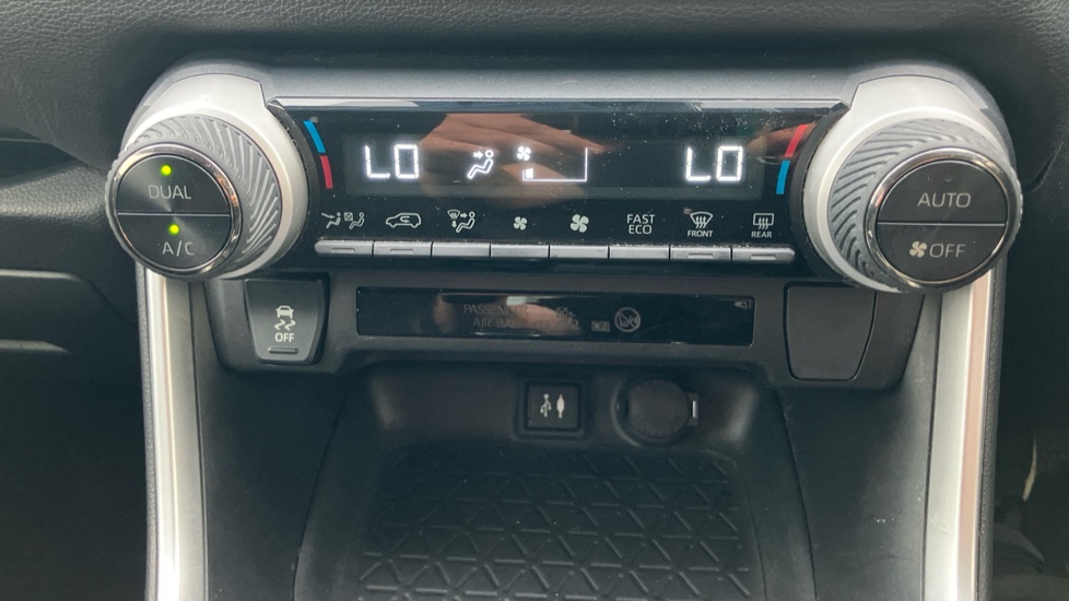 Toyota RAV4 2.5 VVT-i Hybrid Design 5dr CVT Hybrid Estate - Image 33