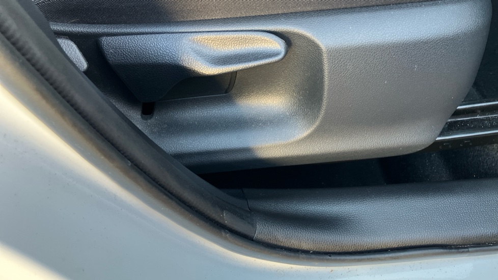 Toyota Yaris 1.5 Hybrid Design 5dr CVT Hybrid Hatchback - Image 29