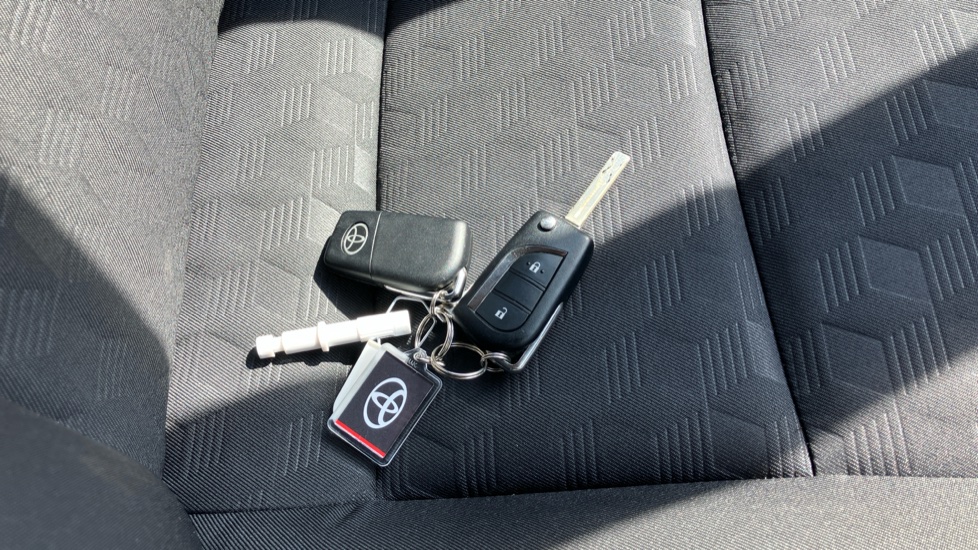 Toyota Yaris 1.5 Hybrid Icon 5dr CVT Hybrid Hatchback - Image 28