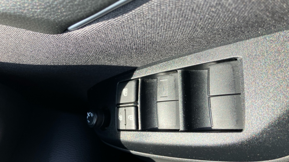 Toyota Yaris 1.5 Hybrid Icon 5dr CVT Hybrid Hatchback - Image 30