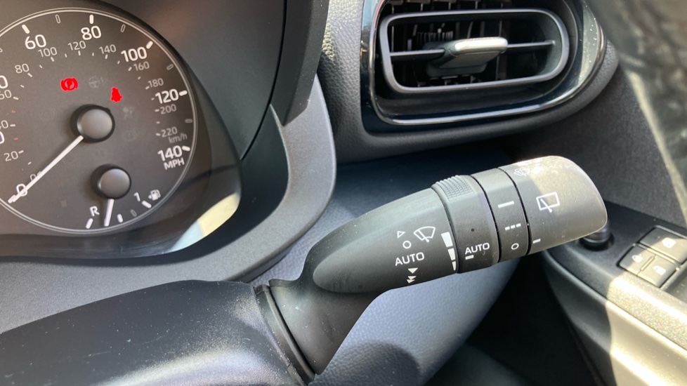 Toyota Yaris 1.5 Hybrid Icon 5dr CVT Hybrid Hatchback - Image 32