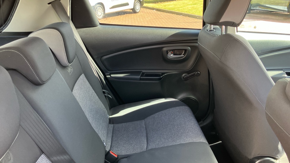 Toyota Yaris 1.5 Hybrid Y20 5dr CVT [Bi-tone] Hybrid Hatchback - Image 8