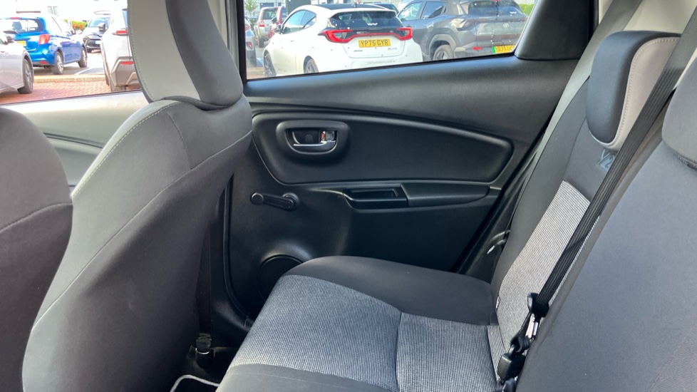 Toyota Yaris 1.5 Hybrid Y20 5dr CVT [Bi-tone] Hybrid Hatchback - Image 15