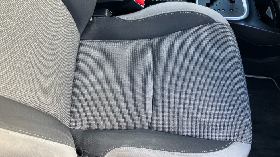 Toyota Yaris 1.5 Hybrid Y20 5dr CVT [Bi-tone] Hybrid Hatchback - Image 17