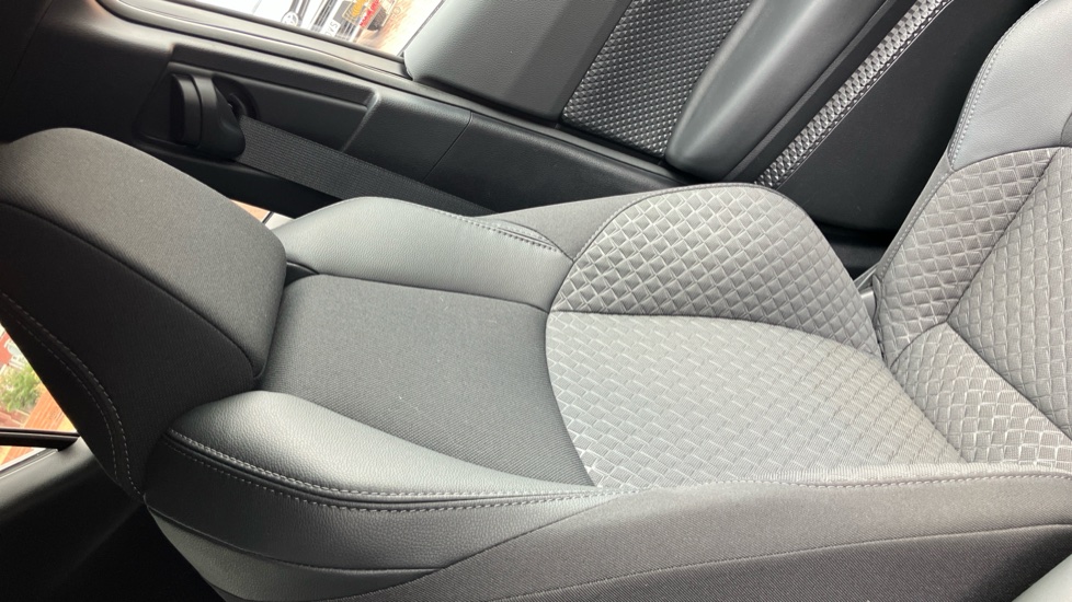 Toyota C-HR 2.0 Hybrid Design 5dr CVT Hybrid Hatchback - Image 53