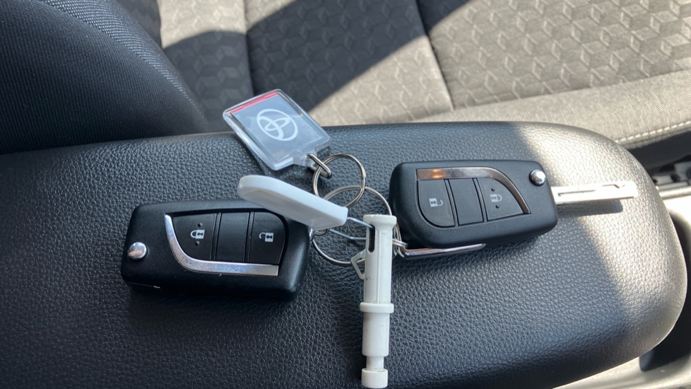 Toyota Yaris 1.5 Hybrid Design 5dr CVT Hybrid Hatchback - Image 28
