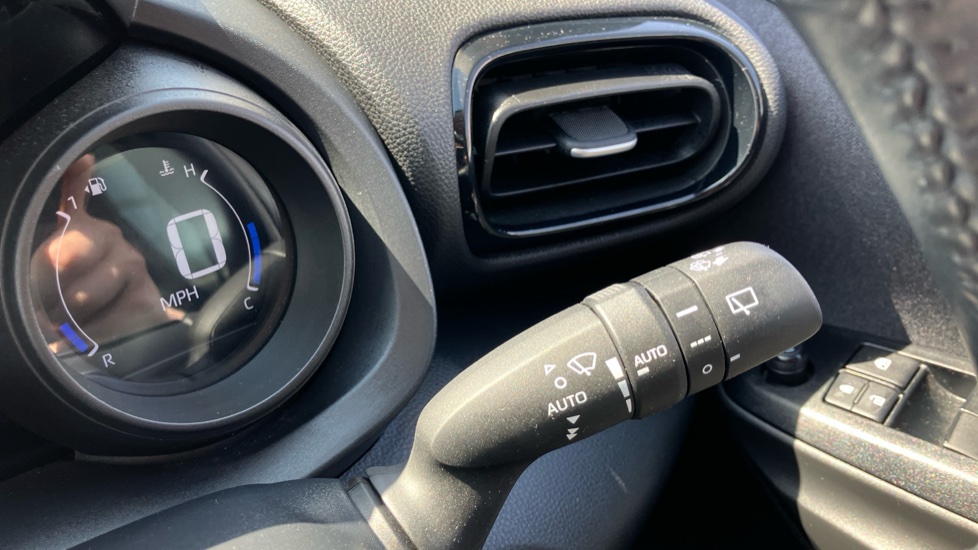 Toyota Yaris 1.5 Hybrid Design 5dr CVT Hybrid Hatchback - Image 32