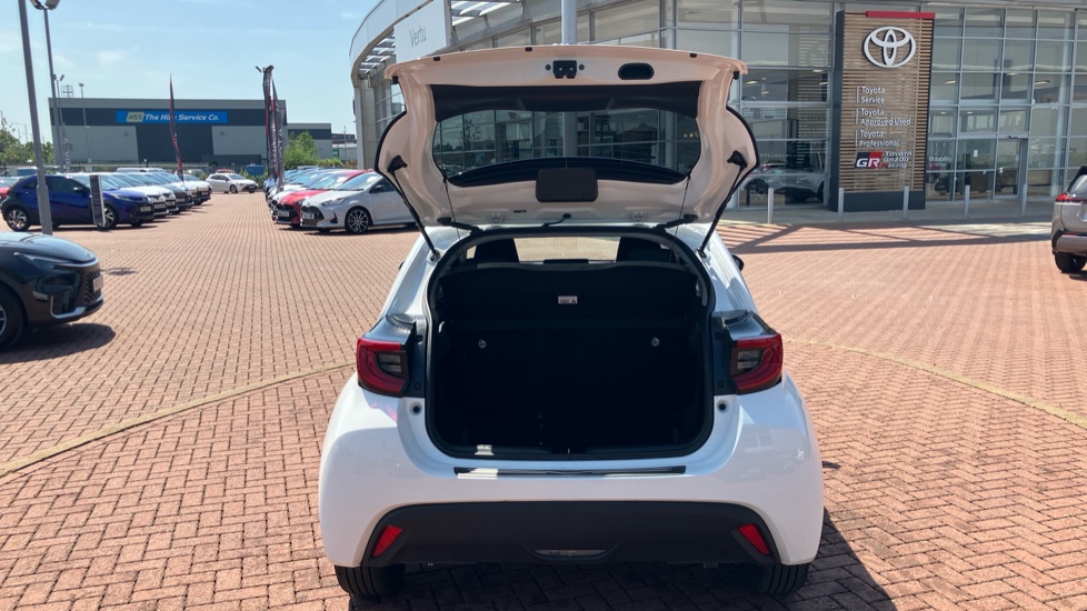 Toyota Yaris 1.5 Hybrid Design 5dr CVT Hybrid Hatchback - Image 49