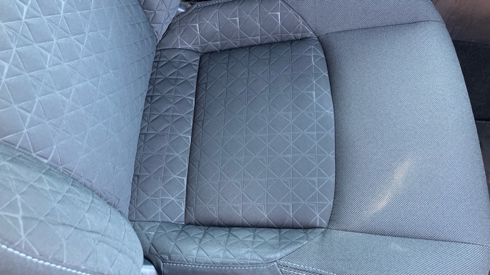 Toyota C-HR 1.8 Hybrid Design 5dr CVT Hybrid Hatchback - Image 17