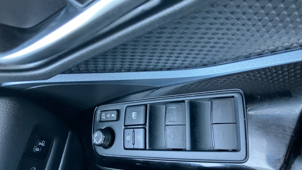 Toyota C-HR 1.8 Hybrid Design 5dr CVT Hybrid Hatchback - Image 30
