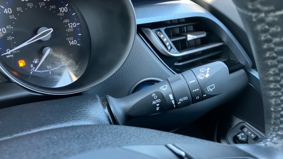 Toyota C-HR 1.8 Hybrid Design 5dr CVT Hybrid Hatchback - Image 32