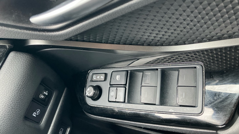 Toyota C-HR 1.8 Hybrid Design 5dr CVT Hybrid Hatchback - Image 30