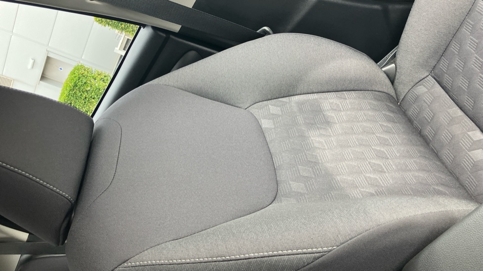Toyota Yaris 1.5 Hybrid Design 5dr CVT Hybrid Hatchback - Image 60