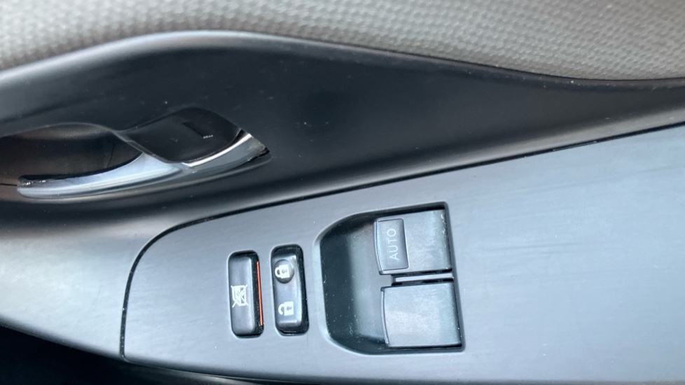 Toyota Yaris 1.5 Hybrid Icon 5dr CVT Hybrid Hatchback - Image 30