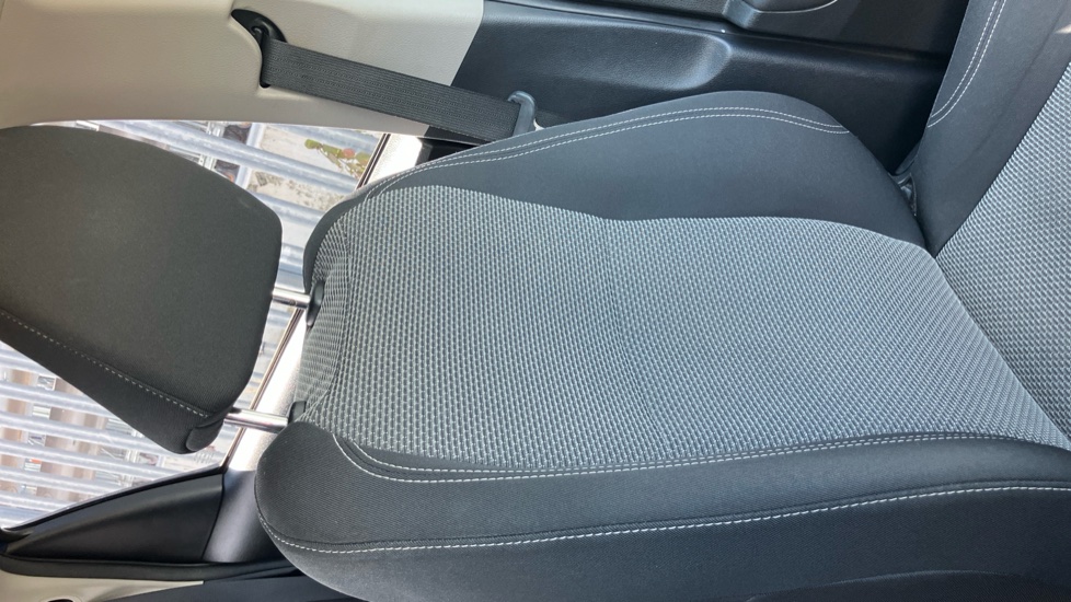 Toyota Yaris 1.5 Hybrid Icon 5dr CVT Hybrid Hatchback - Image 61