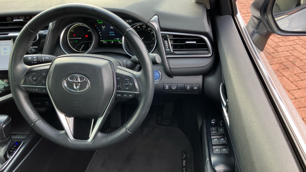 Toyota Camry 2.5 VVT-i Hybrid Design 4dr CVT Hybrid Saloon - Image 10