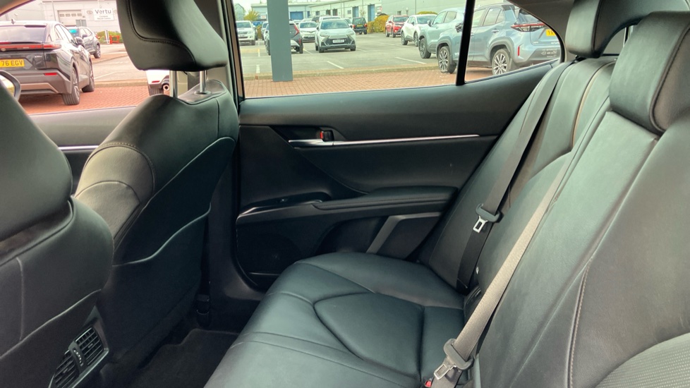 Toyota Camry 2.5 VVT-i Hybrid Design 4dr CVT Hybrid Saloon - Image 15