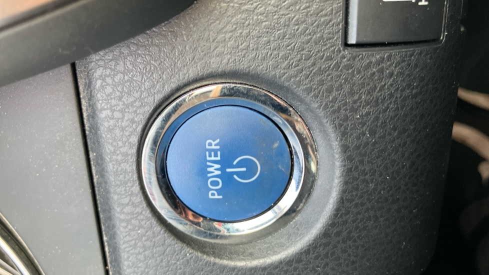 Toyota Camry 2.5 VVT-i Hybrid Design 4dr CVT Hybrid Saloon - Image 16