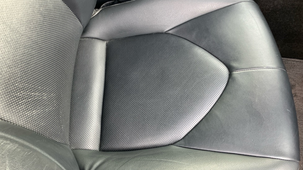 Toyota Camry 2.5 VVT-i Hybrid Design 4dr CVT Hybrid Saloon - Image 17